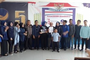 Ketua DPD Nasdem Kuningan berfoto bersama usai jumpa pers.
